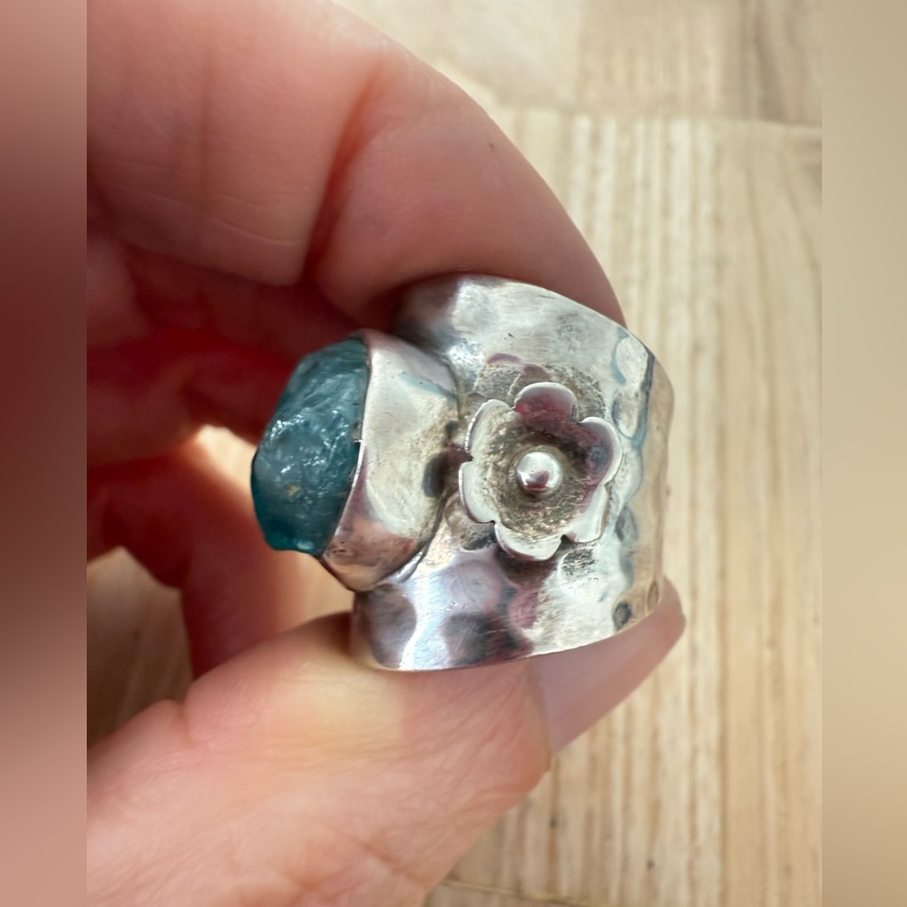 925 Sterling silver hammered rustic raw aquamarine green color stone ring - Picture 4 of 16